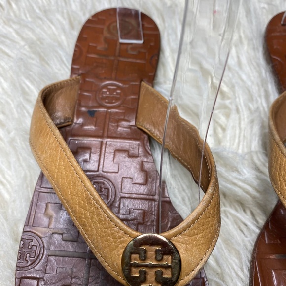 Tory Burch Thora Tan Tumbled Leather Gold Logo Flip Flop Thong Sandal - Picture 5 of 9